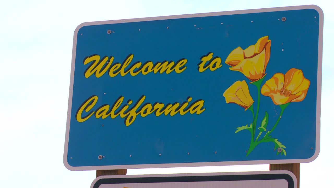 un cartel da la bienvenida a los visitantes a california