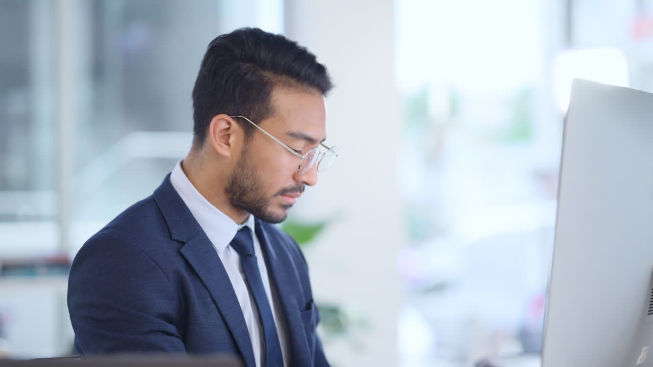 hombre de negocios feliz en la oficina