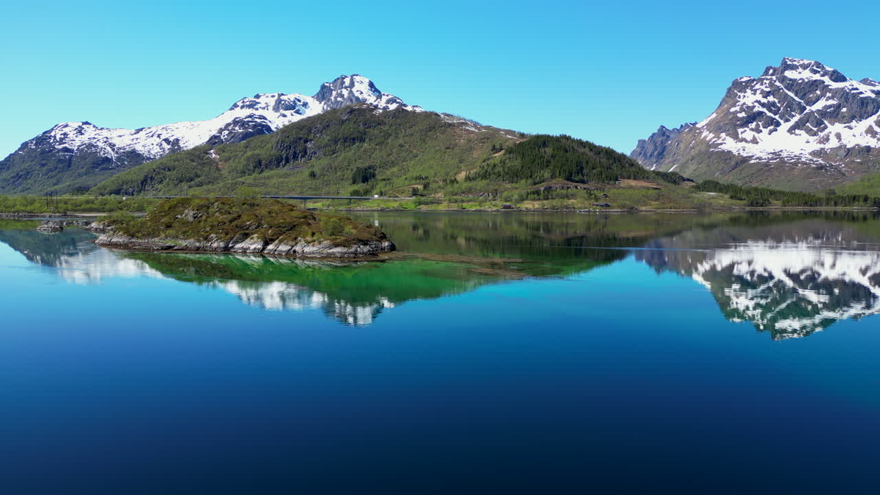 노르웨이의 husjord 근처의 피오르드에서 반사 된 산: 노르웨이 여름
