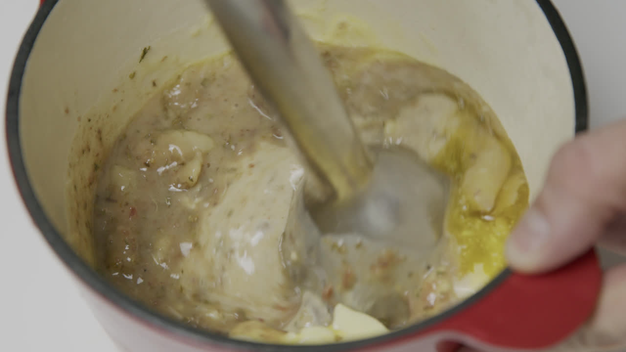 mezclar los ingredientes de la salsa para bistec con una licuadora dentro de una olla de metal