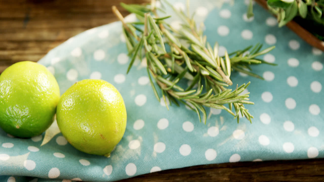 varios ingredientes en la mesa de madera 4k