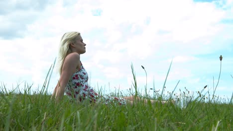 Mujer-Soñando-Despierta-En-Un-Campo-En-La-Hierba-En-Una-Suave-Brisa-De-Viento