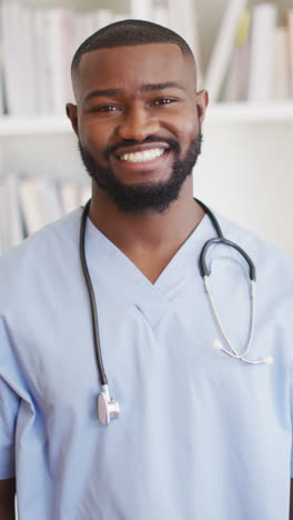 video vertical de un feliz médico afroamericano mirando a la cámara