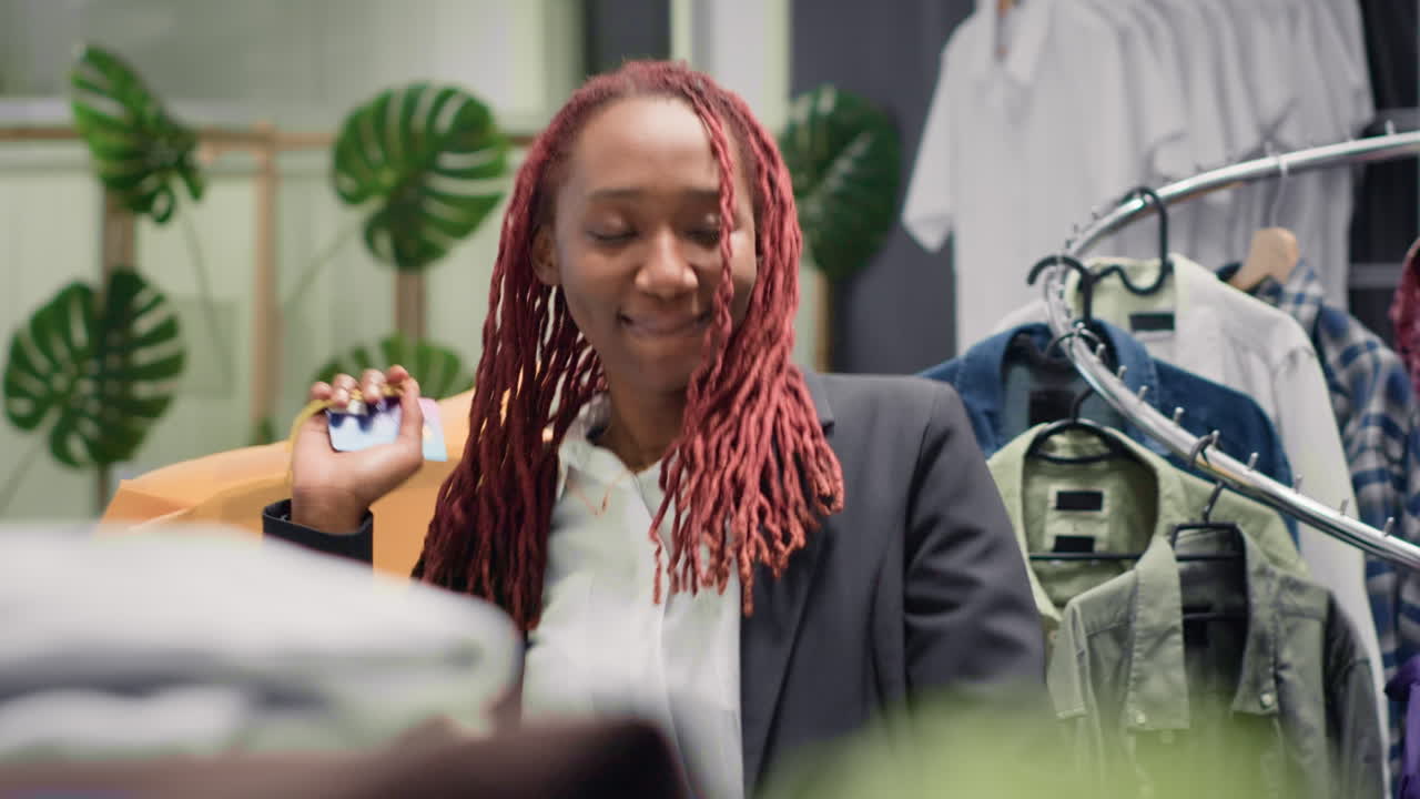 고객은 춤을 추고 판매되는 옷을 구입합니다.