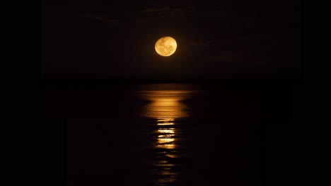 escalera hacia la luna en roebuck bay, broome, australia occidental