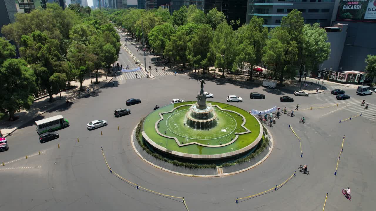 foto de drone de la rotonda de diana cazadora con ciclistas haciendo ejercicio en la ciudad de méxico