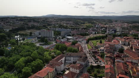 Luftaufnahme-Der-Stadtgebäude-Von-Chaves-Und-Dem-Fluss-Tâmega-In-Portugal