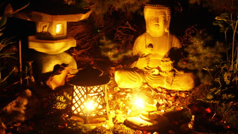 una estatua de buda, lámparas e incienso se ven en movimiento de lapso de tiempo