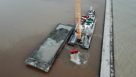 Dredging-operation-in-Kewaunee-Harbor-on-Lake-Michigan,-Kewaunee,-Wisconsin-17