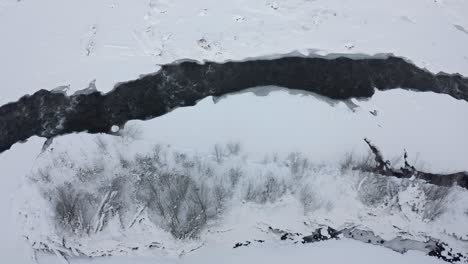 Oberhalb-Des-Flusses-Białka,-Dessen-Ufer-Im-Winter-Mit-Weißem-Schnee-Bedeckt-Sind