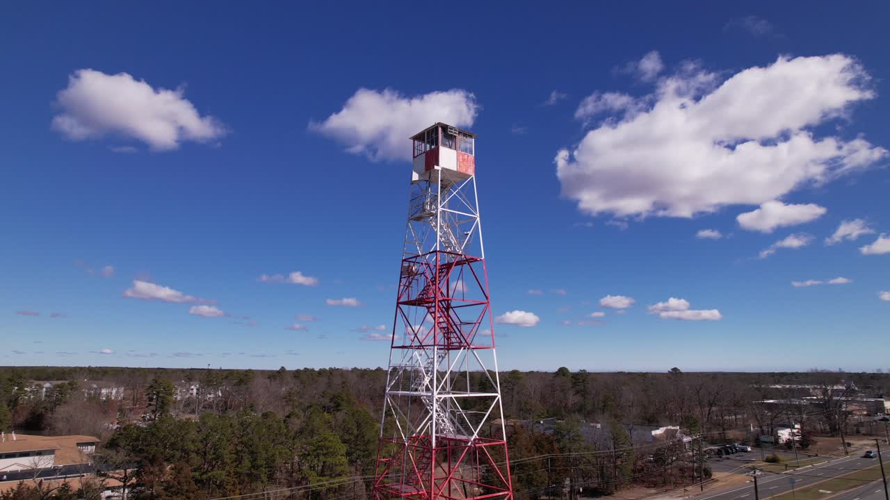 torre de observación de incendios subir lentamente mientras gira alrededor de la torre