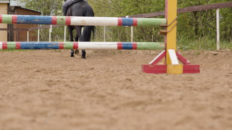 Junge-Frau,-Die-Schwarzes-Pferd-Auf-Der-Strecke-Reitet