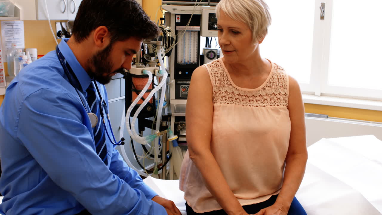 médico masculino dando una inyección a un paciente