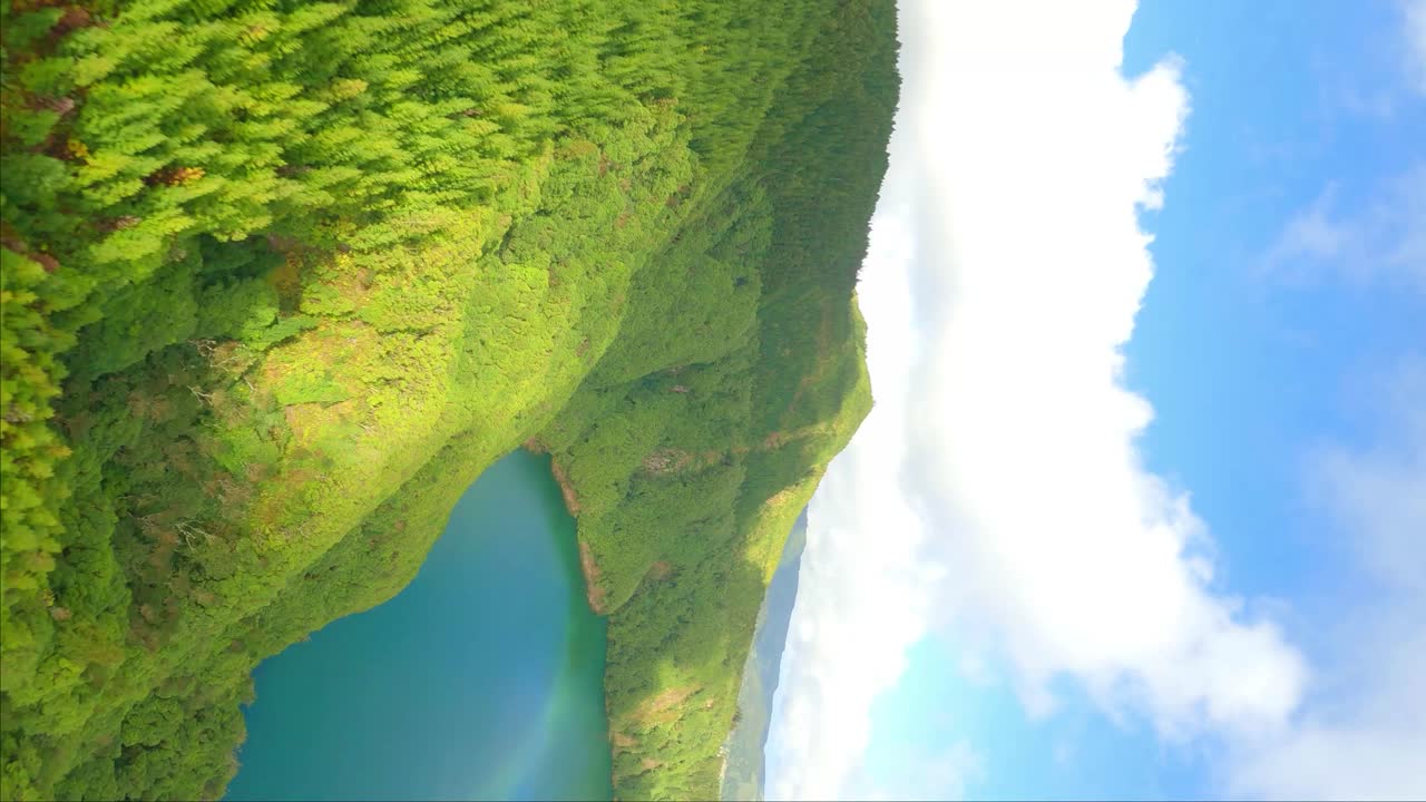 여름에 언덕, 호수 및 도로 위에서 fpv 드론 촬영