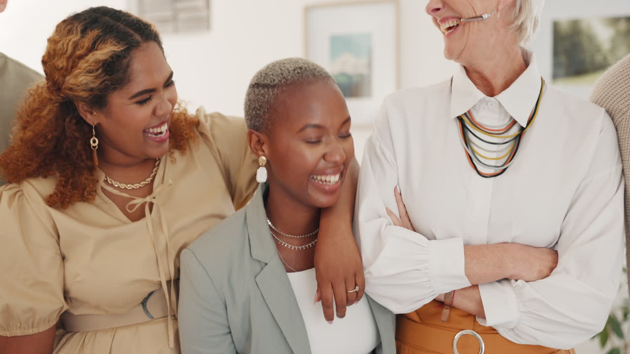 diversidad, equipo de inicio riendo juntos