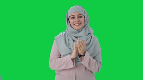 Glückliche-Muslimische-Geschäftsfrau-Klatscht-Und-Schätzt-Den-Grünen-Bildschirm