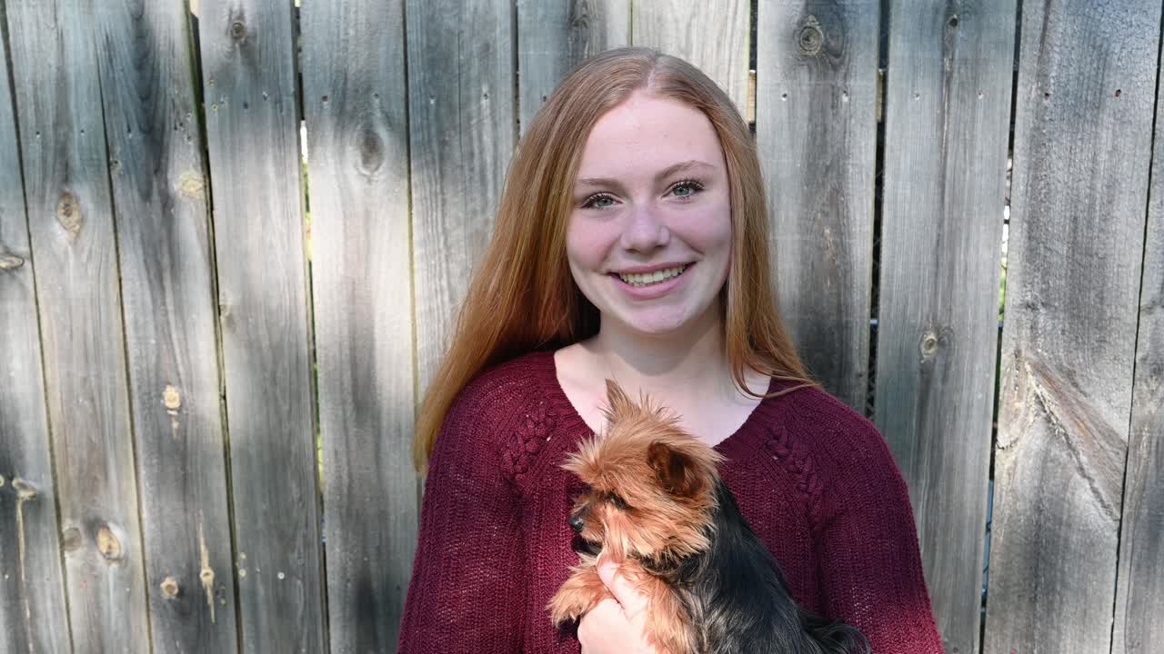 매들린은 요크셔 테리어 개를 사랑합니다.