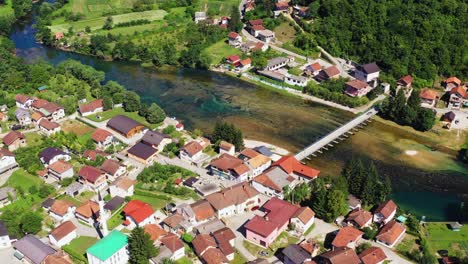 Pintoresca-Ciudad-De-Kulen-Vakuf-Conectada-Por-Un-Puente-Sobre-El-Río-Una