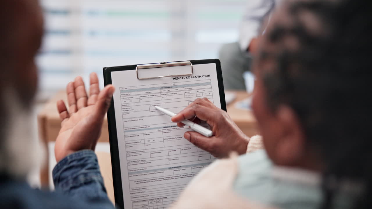documentos, hogar y médico con la pareja mayor