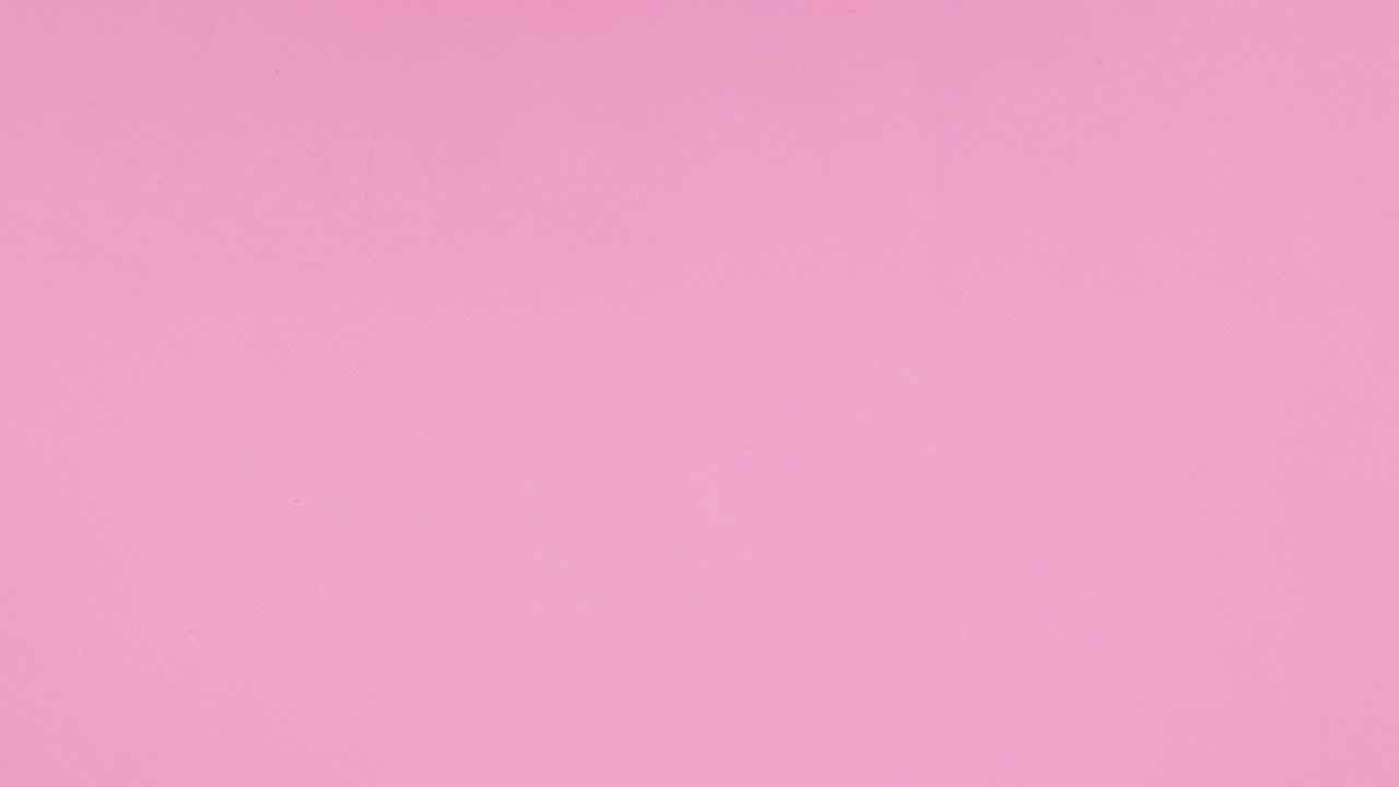 los corazones románticos del día de san valentín aparecen desde abajo.