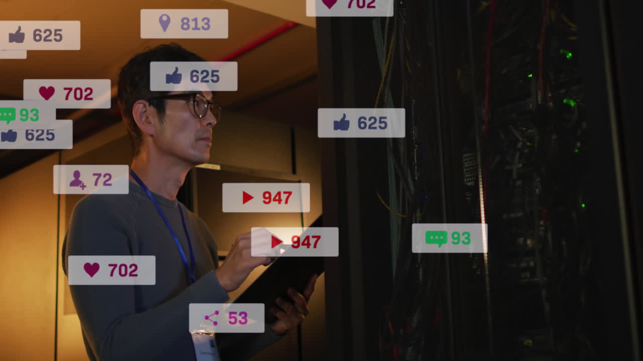 소셜 미디어 아이콘의 애니메이션 아시아 남성 엔지니어가 서버  ⁇ 에서 클립보드에 글을 쓰고 있습니다.