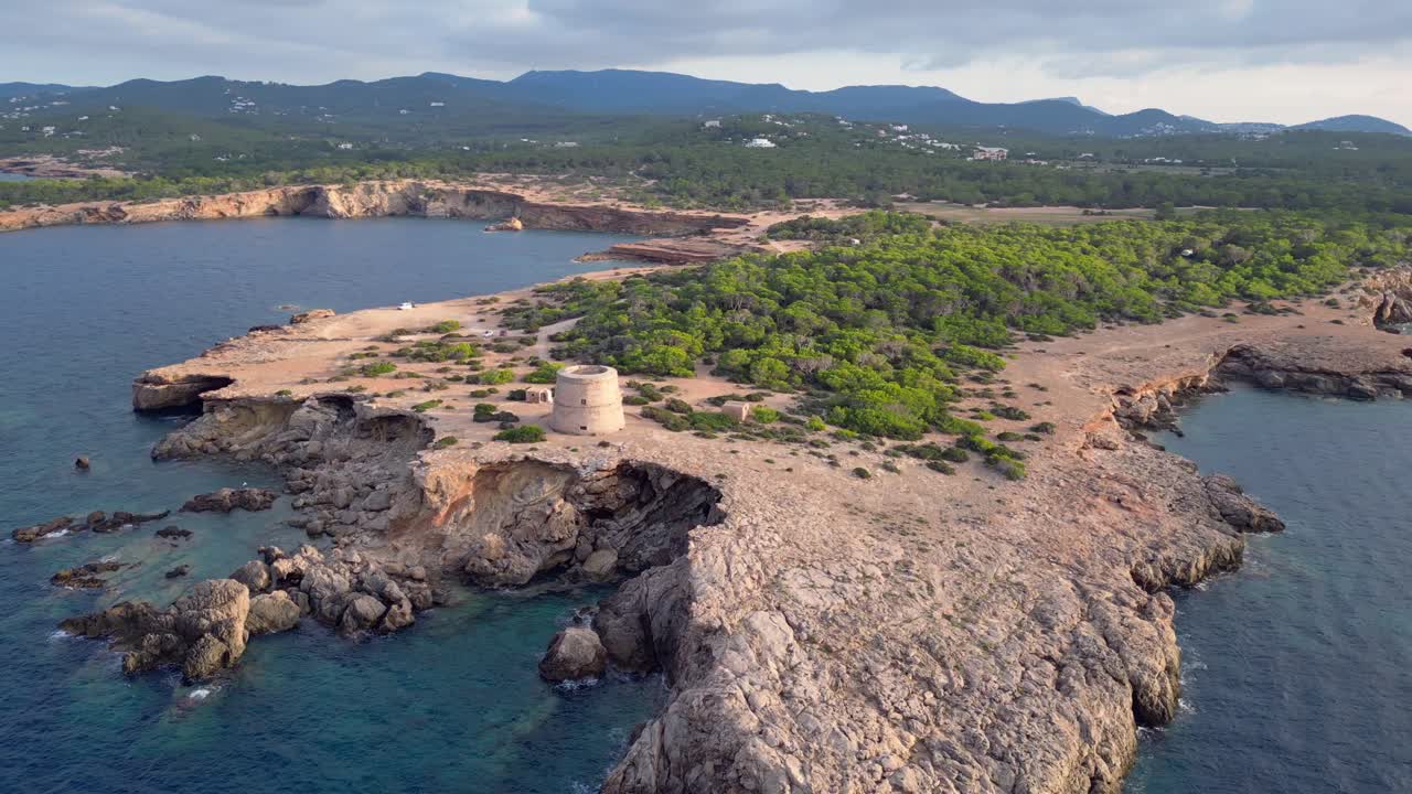 tramonto costiero mediterraneo antica torre storica
