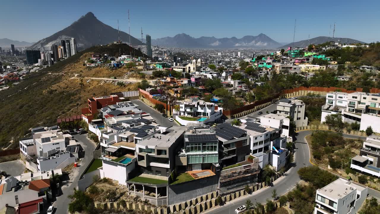 화창한 멕시코 몬테레이 언덕에서 부자와 빈곤층을 분리하는 벽 너머의 공중 전망