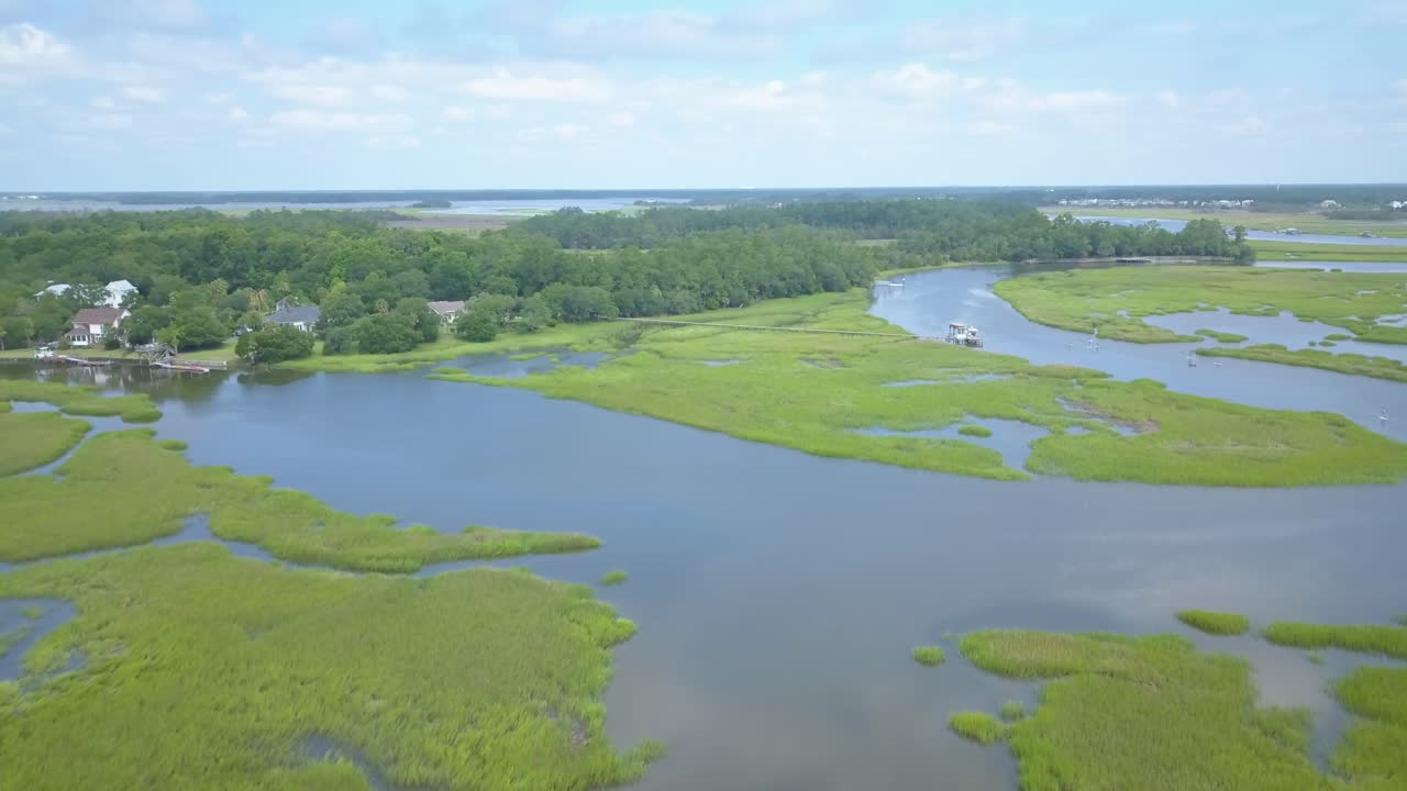 Ripresa aerea con drone su Horlbeck Creek vicino a Charleston, SC.