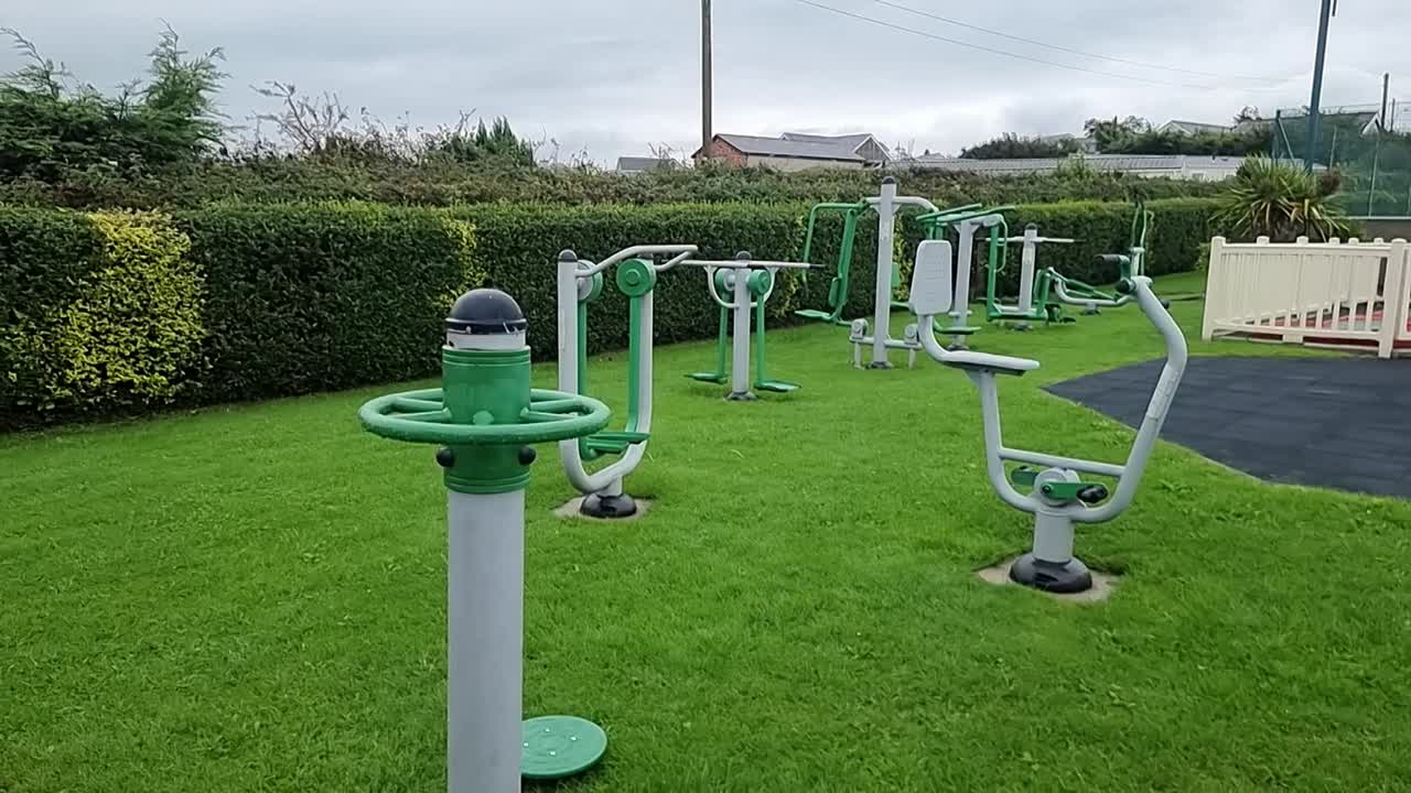 밖 체육관 이동성 훈련 스포츠 활동 생활 방식 장비 비어있는 사용되지 않은 공공 놀이터에서