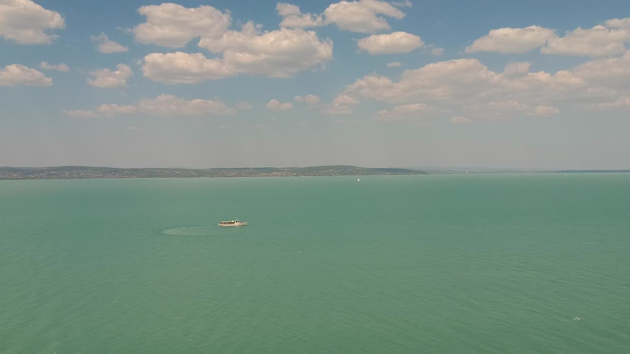 el barco enciende en medio del lago balaton, hungría, europa grabado con un drone dji 1080p 30fps
