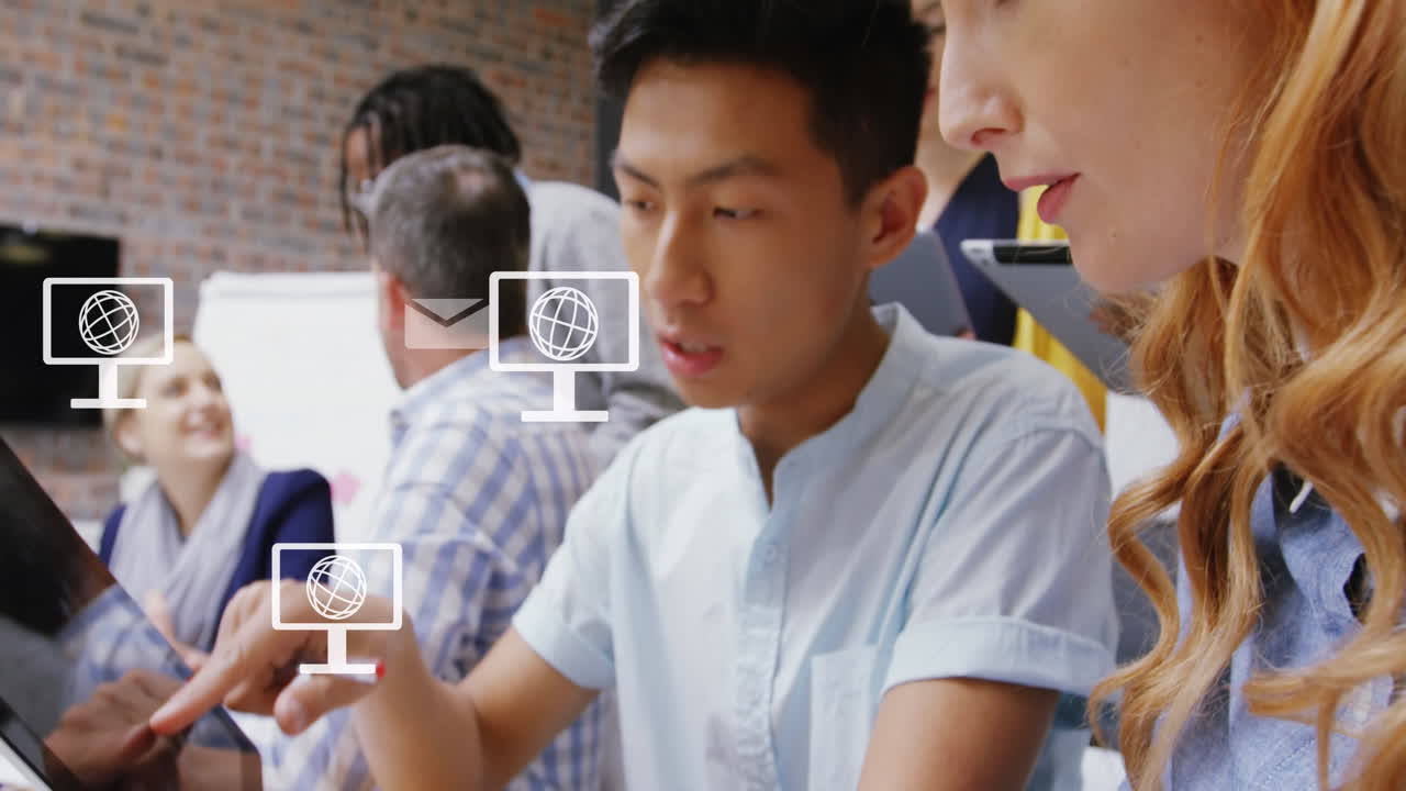 전 세계 아이콘과 데이터 처리와 함께 화면의 애니메이션 사무실에서 다양한 비즈니스 사람들을 통해