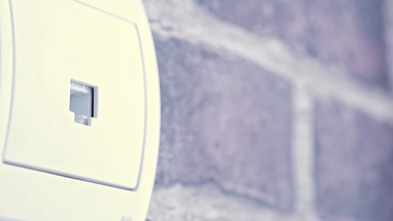 hombre conectando a mano el cable amarillo rj45 ethernet en cámara lenta