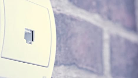 hombre conectando a mano el cable amarillo rj45 ethernet en cámara lenta