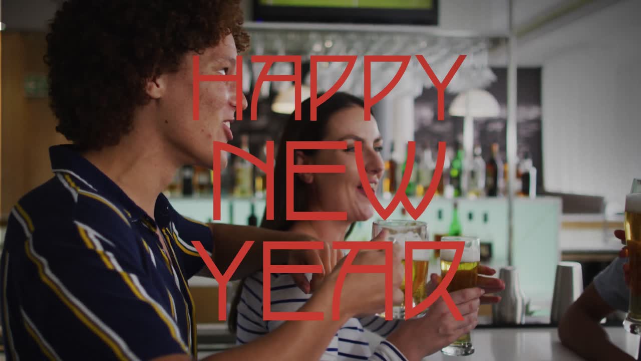 Animazione del testo 'Buon Anno Nuovo' sopra amici felici di diverse etnie che parlano e bevono birra