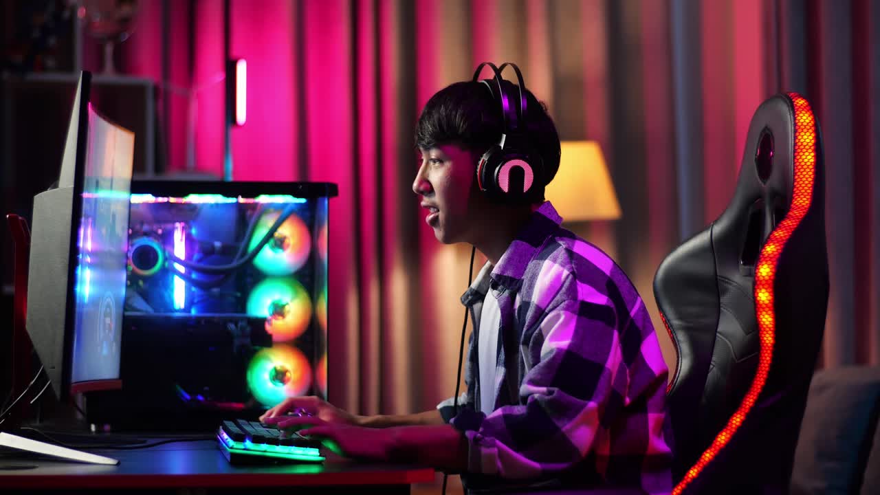 Un ragazzo gamer adolescente asiatico entusiasta che gioca a un videogioco al computer