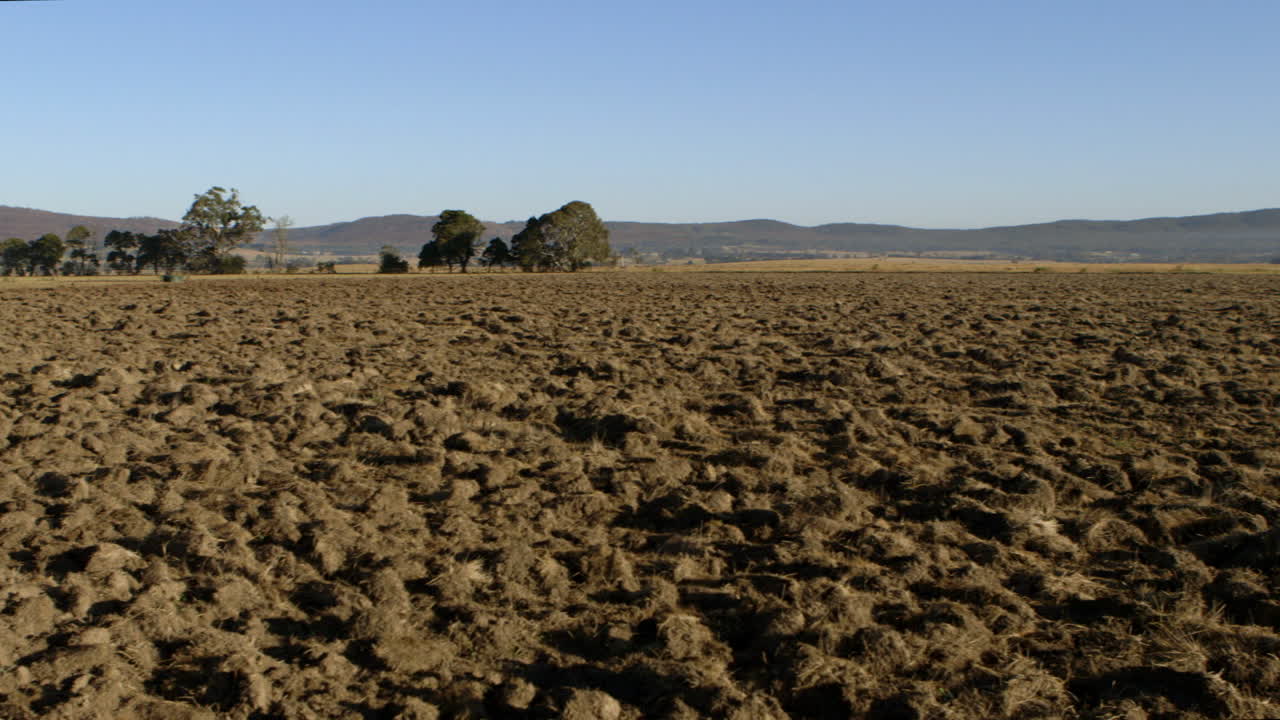 sartén lenta de tierras de cultivo recién labradas