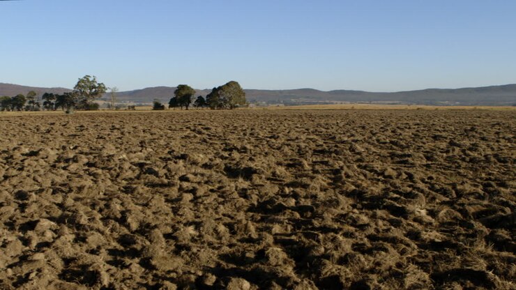 casserole lente de terres agricoles fraîchement labourées