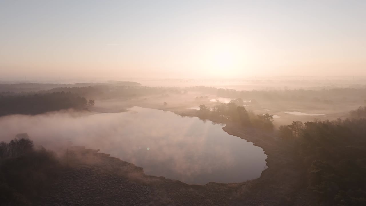 호수 와 숲 위 에 안개 가 가득 한 해가 뜨는 것