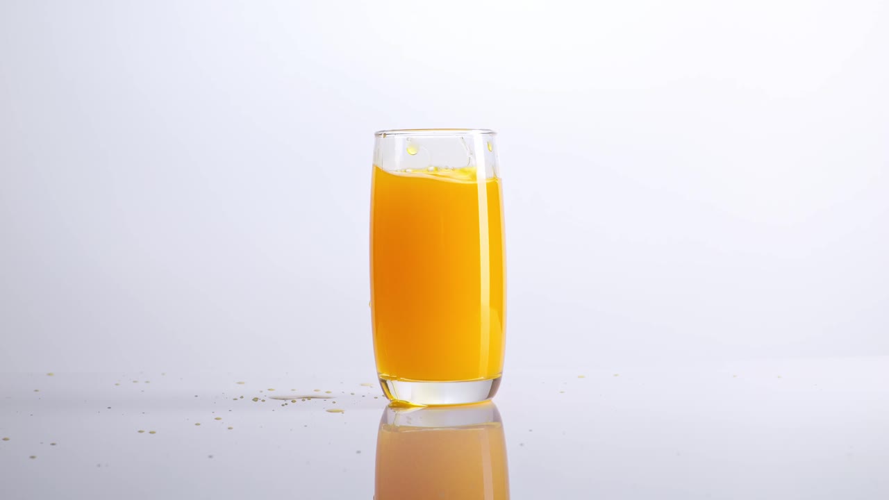 Succo d'arancia in un bicchiere