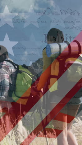 animación de la bandera estadounidense sobre una pareja diversa sonriente caminando en las montañas