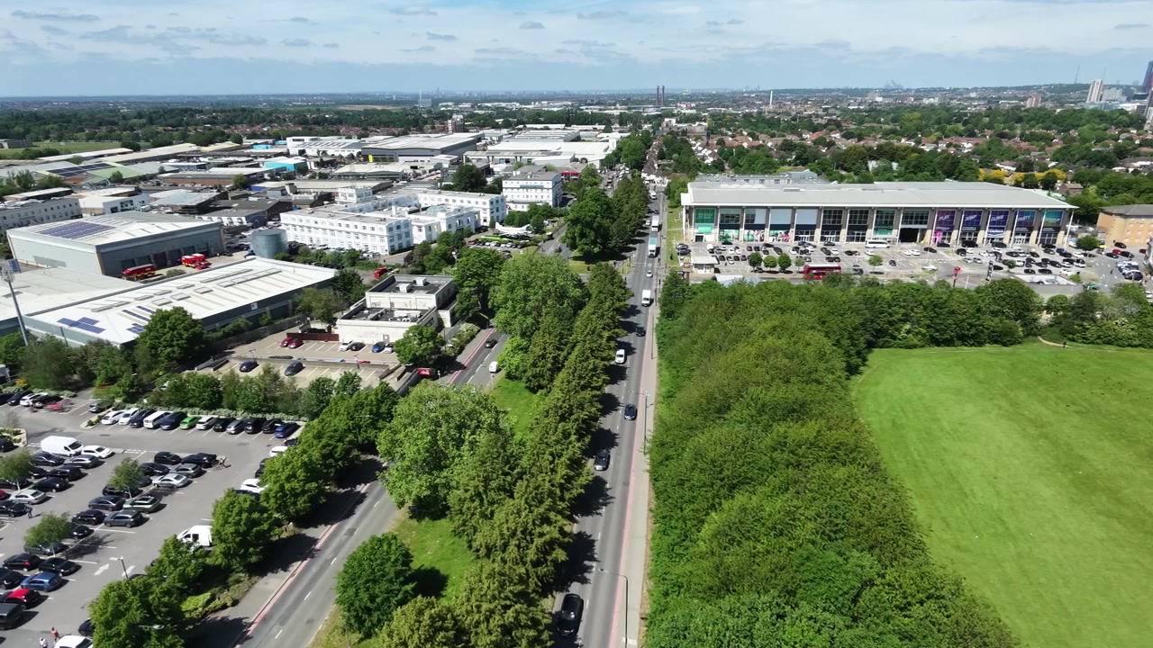Tomada aérea deslizante de Purley Way e The Colonnades ao lado de área verde, Croydon