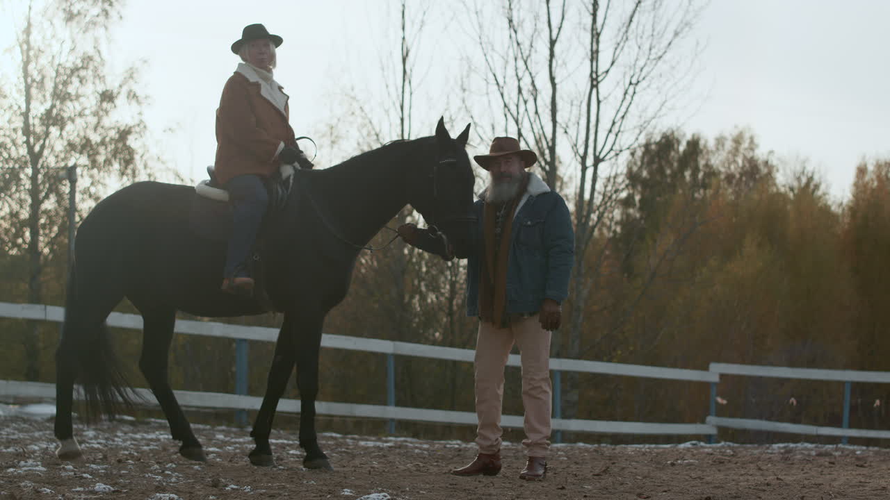 mujer sentada en un caballo