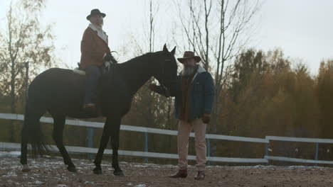 une femme assise sur un cheval