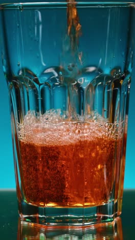 vertiendo refresco de naranja en un vaso