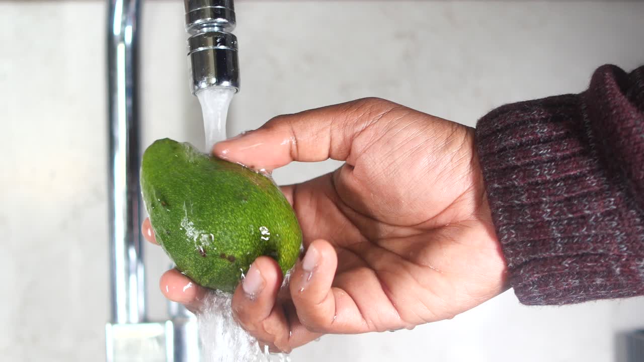 el lavado de un aguacate