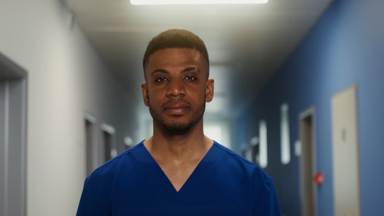 médico en el pasillo del hospital