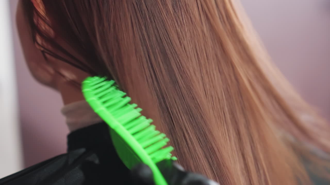 한 여성이 윤기 나는 헤어스타일을 선보입니다. 우아한 여성이 매끄럽고 윤기 있는 헤어스타일을 자신감 있게 보여줍니다. 세련된 여성이 윤기 있고 아름답게 스타일링된 머리를 우아하고 침착하게 뽐냅니다.