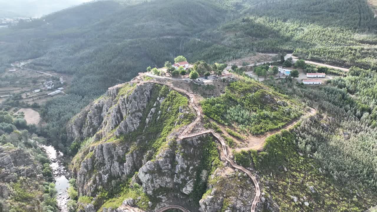 деревянная дорожка на горе в португалии