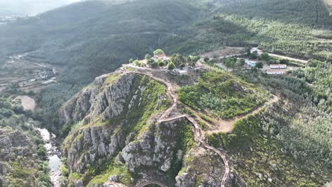 camino de madera en una montaña en portugal