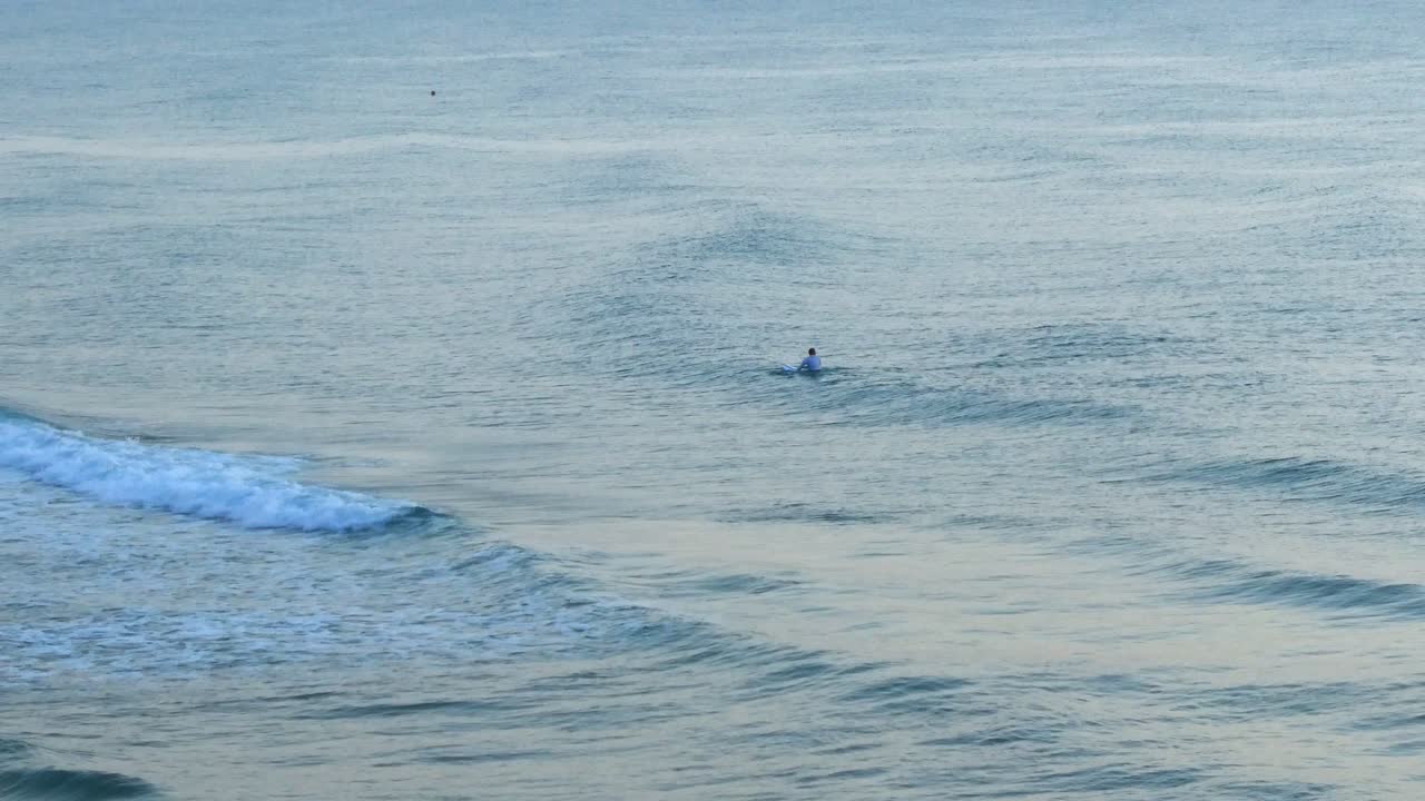 Uomo solo nell'immensità del mare